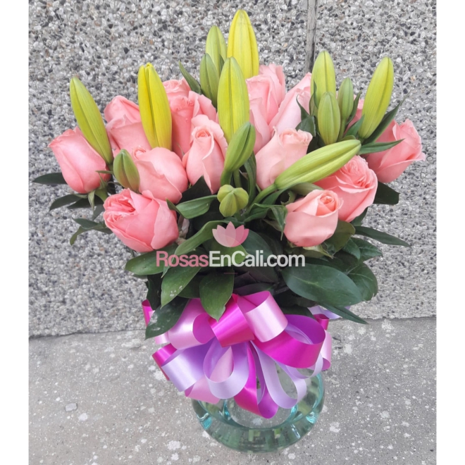 Jarrón lirios y rosas floristerías en Cali