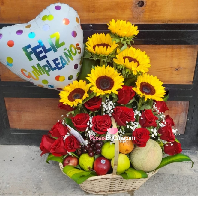 Arreglo frutero con flores para ti