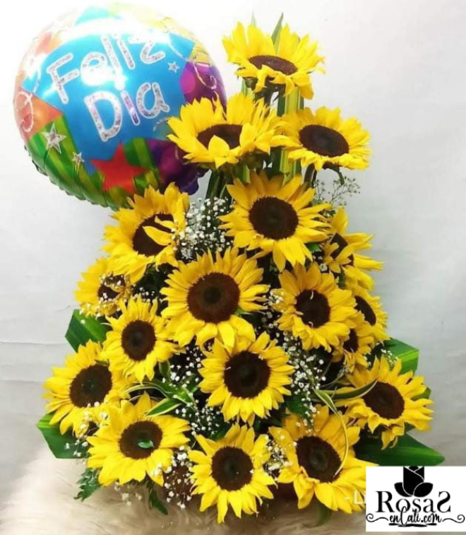 Arreglo triangulo para ella flores cali